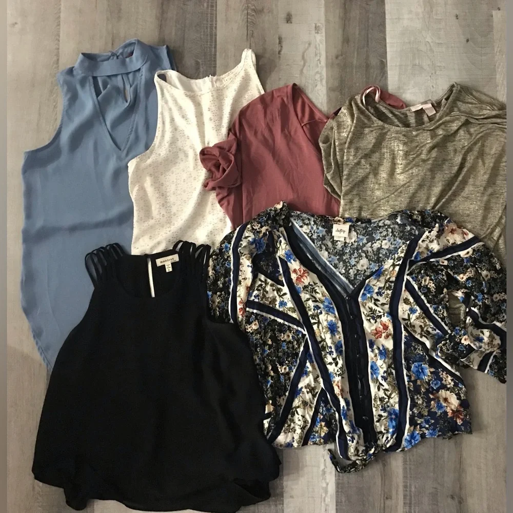 Women’s Flowy Blouse Lot Size Small - Picture 1 of 6